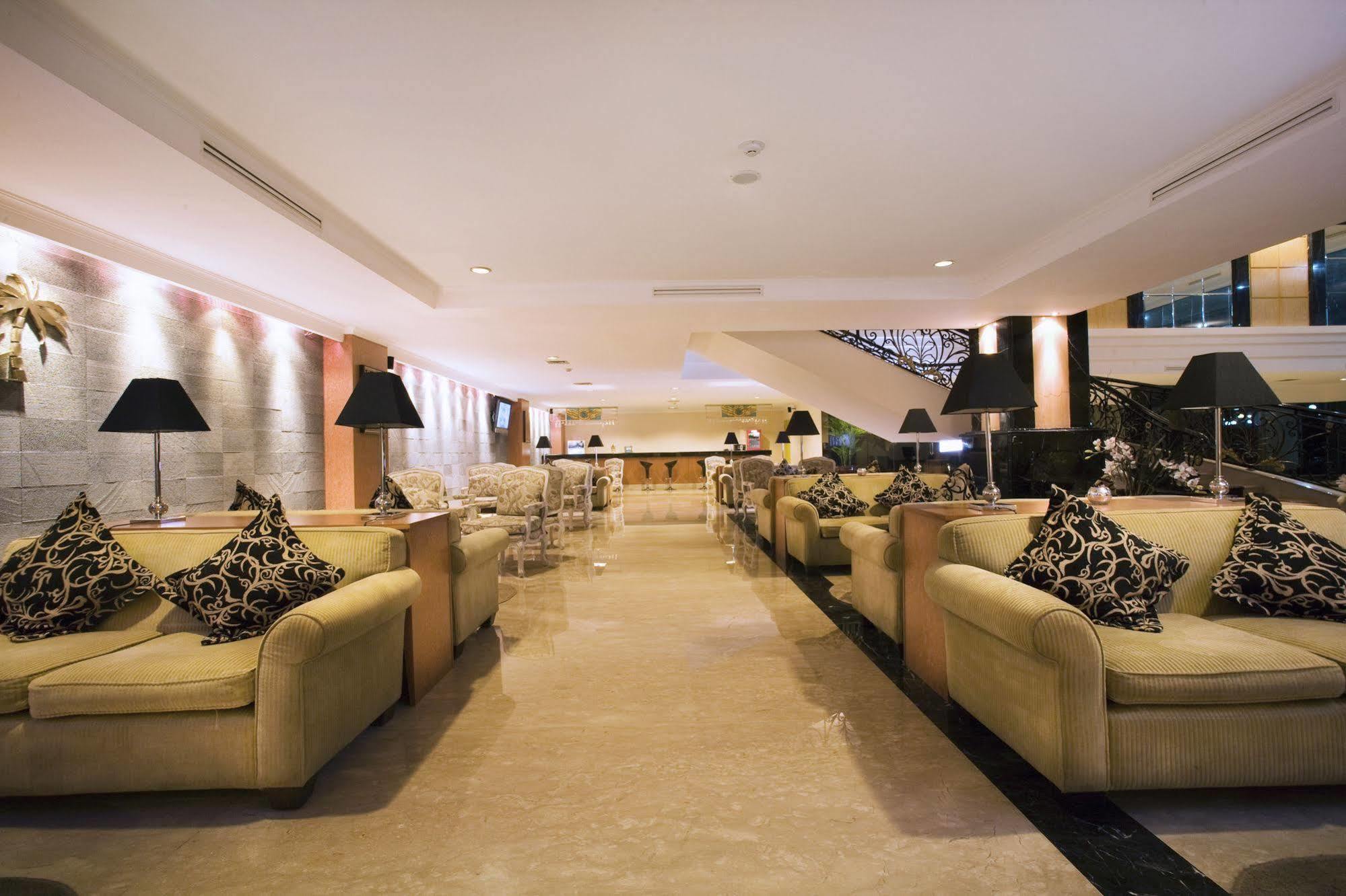 Aston Tropicana Hotel Бандунг Экстерьер фото