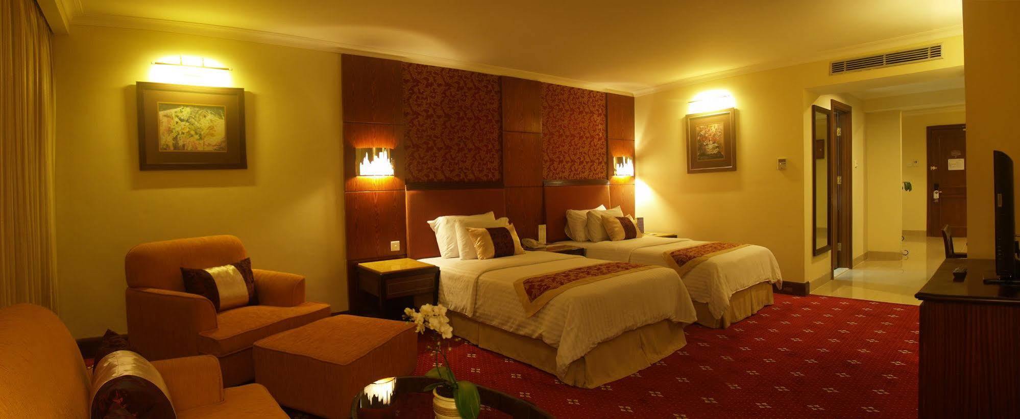 Aston Tropicana Hotel Бандунг Экстерьер фото